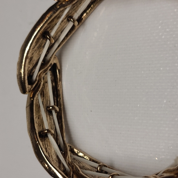 Gold tone bracelet leaf design - Picture 5 of 5